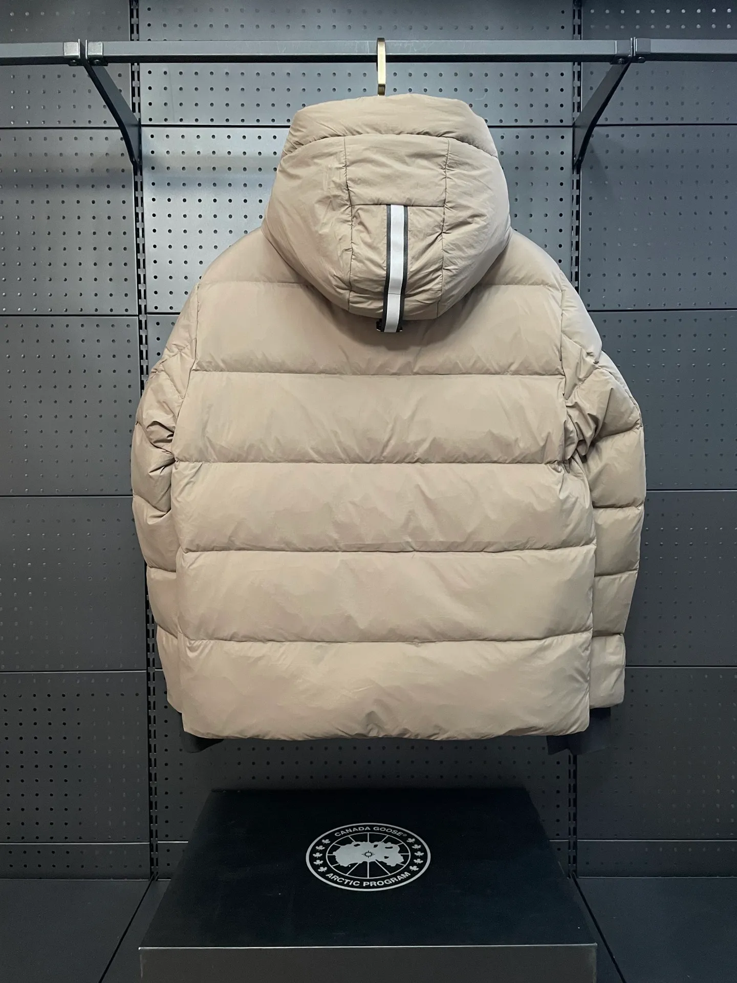 P860 Ouyang Nana second generation Canad goose black label down jacket is a must-have goose black label down jacket in the outerwear industry! The latest designer styles! The goose down jacket has always been a popular element of fashion and is loved by experts from all walks of life! Fashionable hooded cut, high-end customer-supplied fine goose down, high resilience, smooth zipper, strong and firm. Pockets on both sides can store small items, free your hands, and you can go out without worries. It can also meet the need of putting your hands in your pockets👏👏Produced by Big Goose, it can be used as a group uniform by many celebrities. This down jacket uses a double-layer anti-down lining design, which has strong windproof performance and will be very warm in winter! New standard 90% goose down filling, high fluffiness, windproof hooded design. When walking outdoors, pull the collar to the highest position, put your hands in the pockets and it will be very warm. It can be easily controlled by all body types! The interior is equipped with an elastic snow skirt design for better wrapping. The simple and neat style design highlights the masculine temperament. The impeccable style is classic and never goes out of style. It is warm and practical, and it is versatile! You can enter with your eyes closed!    Size: XS-XXL